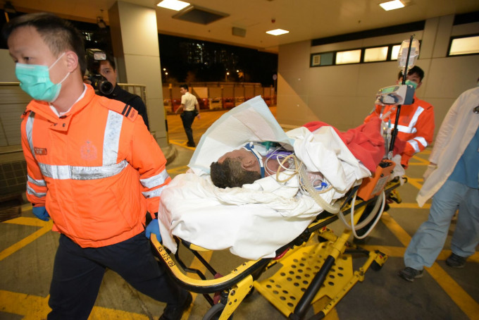 傷者被送往醫院救治。 黃文威攝
