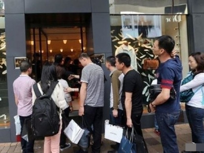 广州Hermès旗舰店当日排队状况。网图