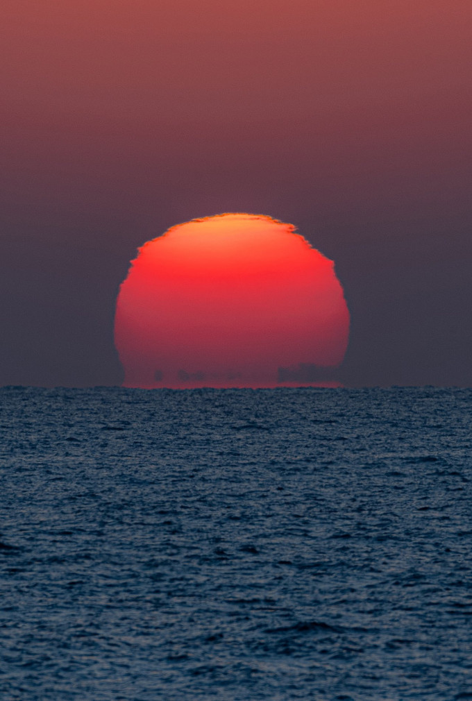 市民Billy Lie在1月13日於石澳拍攝的夕陽。天文台FB圖片