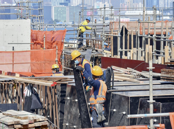 建造業議會延長豁免工人註冊及續證費用。資料圖片