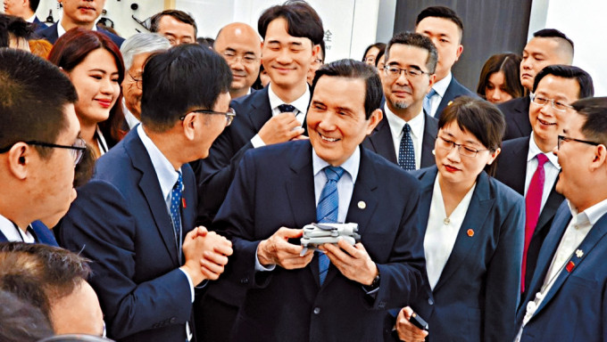 馬英九率領參訪團一行，昨首站前往大疆創新公司位於深圳的全球總部參觀。