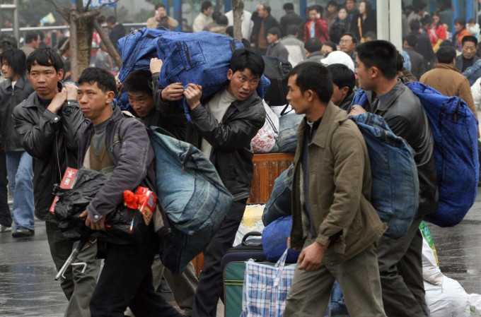 农民工为中国最大的劳动力群体，也是生活相对艰苦的一群。互联网图片