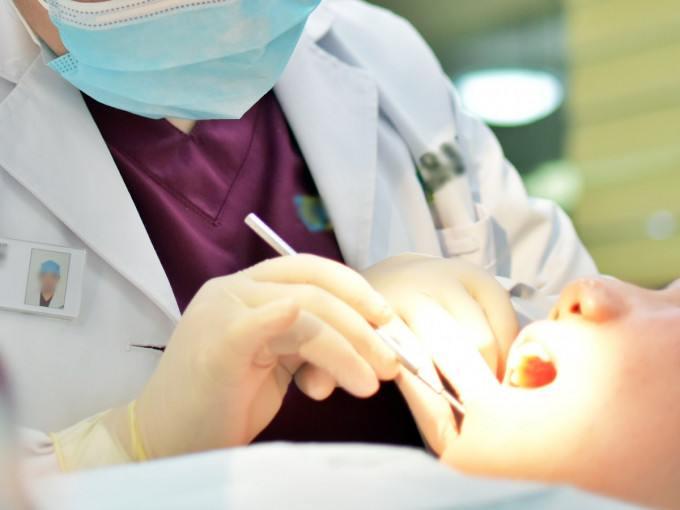 台湾一名女子剥牙后离世。unsplash示意图