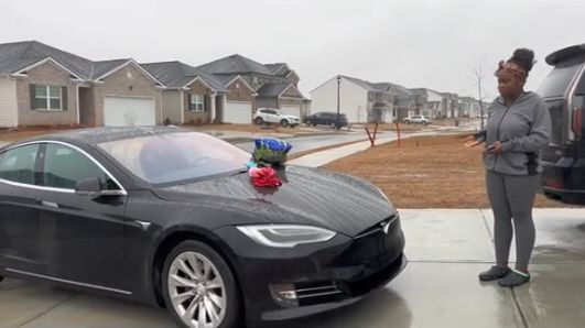 生日妈送「Tesla+过万现金」 16岁女反闹：「史上最差生日」