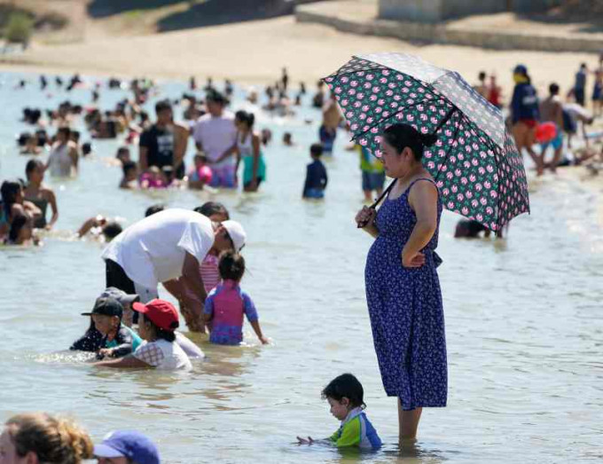 加州热浪迫人市民涌到沙滩消暑。AP