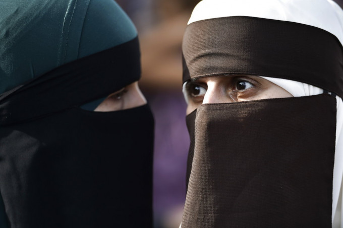 丹麥一名女子昨日因為戴上只露出眼睛的面紗而被罰款，成為丹麥因為違反新法而被罰款的第一人。AP資料圖片