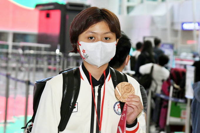残奥乒乓铜牌得主王婷莛今日返抵香港。郭晋朗摄