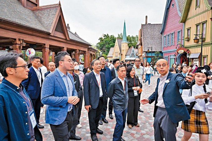 协作体代表前日到访香港迪士尼乐园，了解景点最新发展。