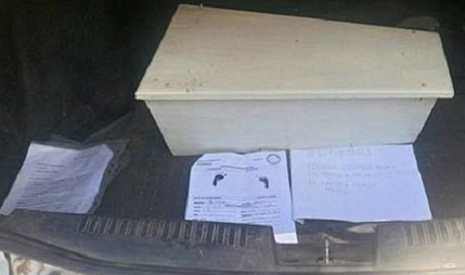 維拉斯奎茲夫妻二人將嬰兒的屍體放進白色棺材。 網上圖片