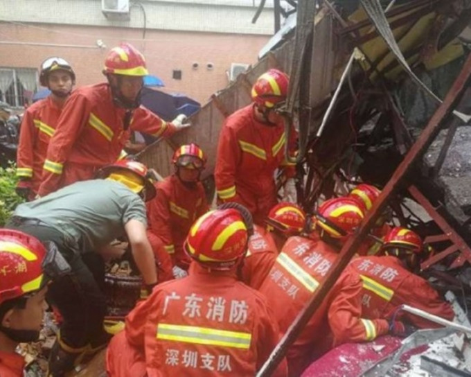 深圳消防出动41名消防员救援。网图