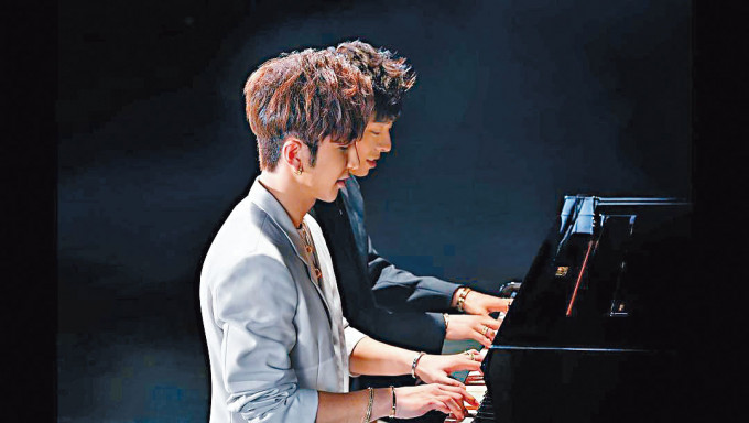 二人四手联弹钢琴。