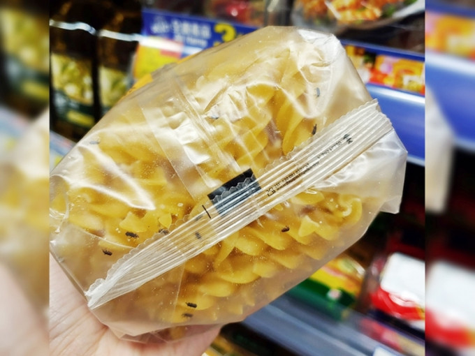 近日有网民到超市买袋装通粉时，发现包装袋内的底部有一堆谷牛爬行。「中伏饮食报料区」FB图片