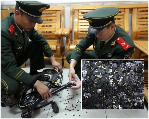 边防人员从折叠单车内查获3450张记忆卡。腾讯相片