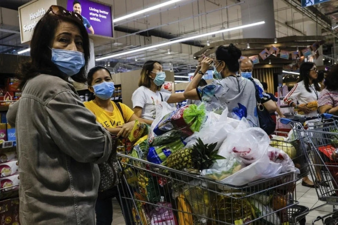 新加坡大批居民得悉大马锁国后，纷纷到超市抢购必需品。AP