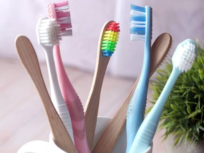 台湾一名医生表示，无论普通牙刷或电动牙刷，建议最迟3个月要更换。unsplash图片