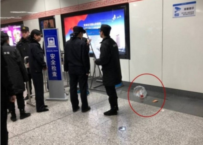 郑州男子带金鱼坐地铁，安检人员以不能携带宠物为由拦下他。（网图）
