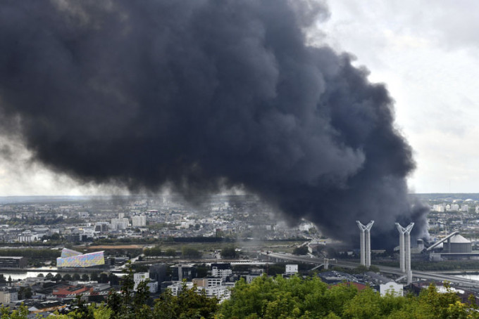 法國一座化學工廠爆炸起火，嗆鼻的黑煙漫布北部城市魯昂。AP