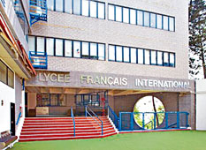 法國國際學校收取的報名費和註冊費，均為全港之冠。　