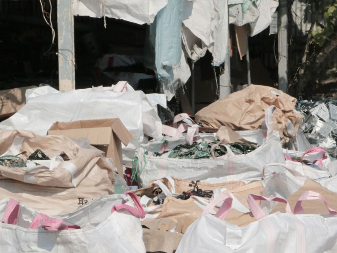 上月違反《廢物處置條例》的個案有19宗。資料圖片