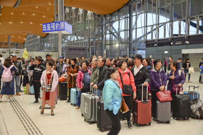 林超英指香港經濟需要旅遊業，不可以鬧情緒地不歡迎所有或大部份訪港遊客。資料圖片