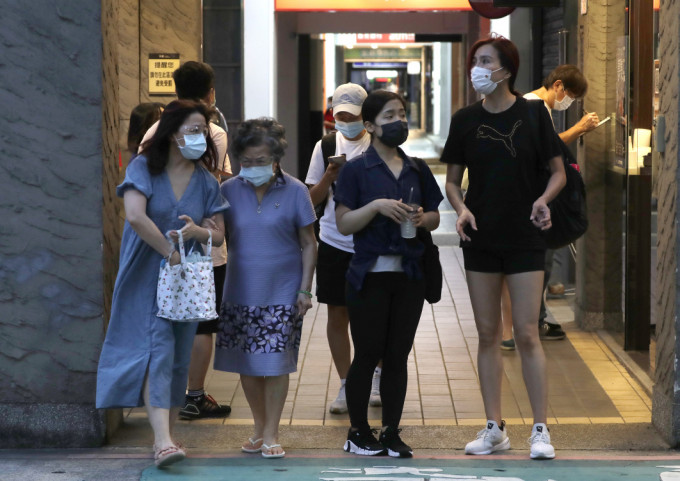 台湾今天公布新增6宗确诊，其中2宗为本土个案。AP图