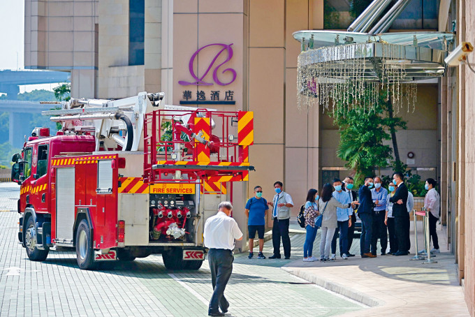 圖為青衣華逸酒店昨起用作等候檢測中心，早上有消防員到酒店作檢查。