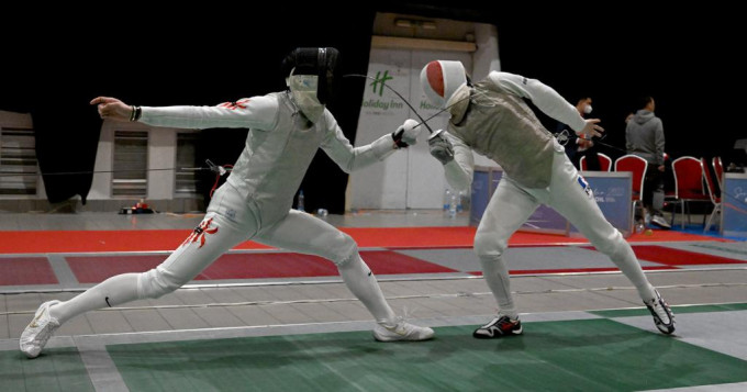 张家朗(左)于铜牌战未能领军战胜东奥团体金牌得主法国 。国际剑联Facebook图片