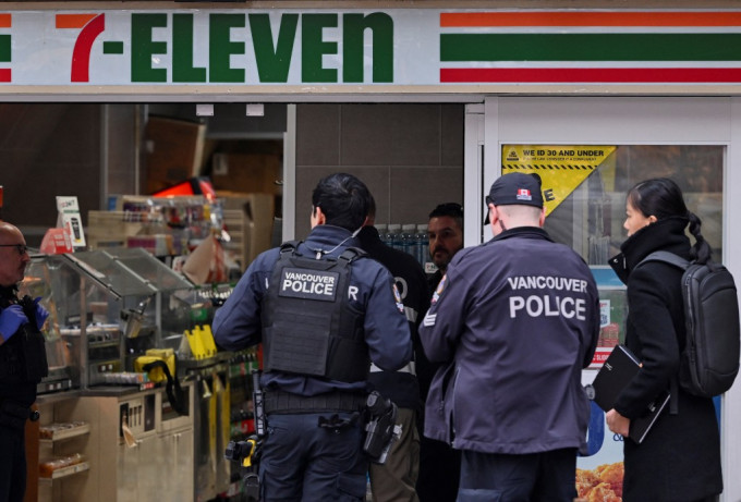 警员在7-Eleven店内开枪击毙疑犯。路透社