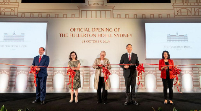 信和集團副主席黃永光(右二)於悉尼富麗敦酒店主持開幕儀式。