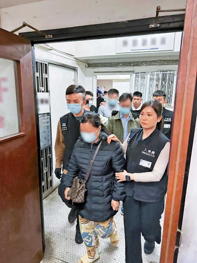 入境處昨日清晨持法庭手令突擊搜查觀塘區一處目標單位，成功拘捕7名懷疑非法勞工。