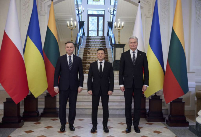 烏克蘭總統澤連斯基（中），和波蘭總統杜達（左），及立陶宛總統瑙塞達舉行「盧布林三國」峰會。AP圖片