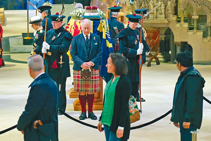 英皇查理斯三世等皇室成员周一在爱丁堡大教堂内为女皇守夜，期间有民众前来瞻仰灵柩。