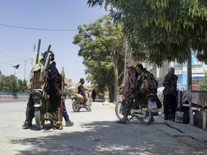 而撤離的美軍留給阿富汗政府軍的裝備，部分已落入塔利班手中。AP相片