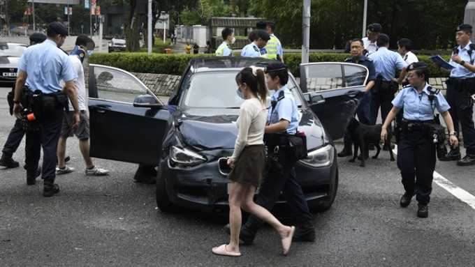 宝马男司机及女乘客被捕，缉毒犬到场搜车。杨伟亨摄