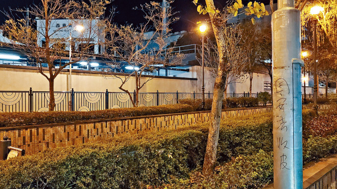 中年漢在西貢警署對開兩支燈柱寫上「國安法收皮」字句，被警方拘捕。