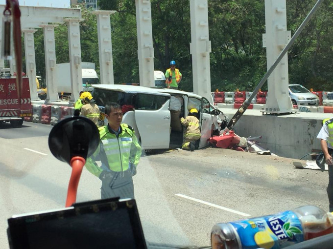 消防員救出被困司機。  馬路的事討論區FB/網民Siufai Ng圖
