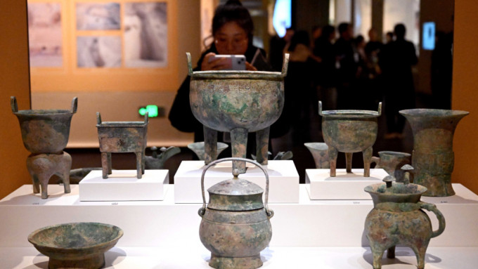 參觀者在河南安陽殷墟博物館新館內拍攝展品。新華社