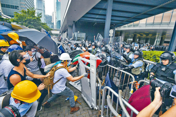 ■示威者在立法会外与警方爆发激烈冲突。