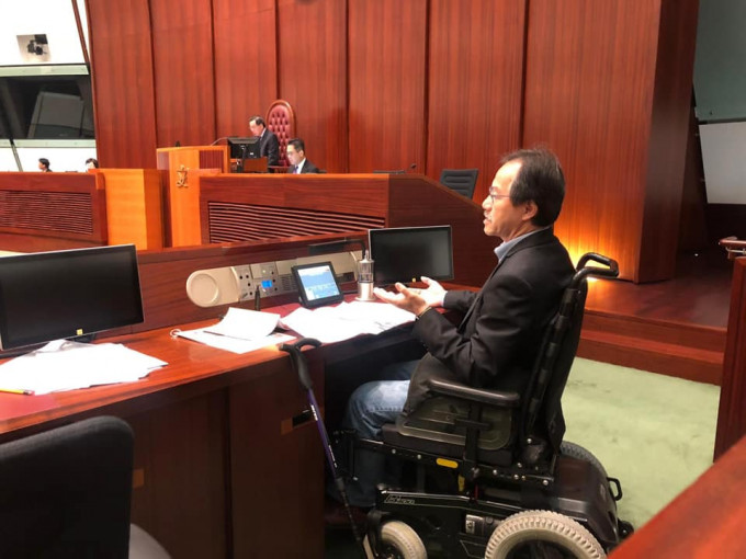 張超雄扭傷腰接近一星期，去立法會開會都要輪椅代步。張超雄facebook圖片