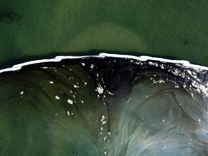航拍照片顯示，加利福尼亞州亨廷頓海灘的在發生漏油事件後的情況。AP圖片