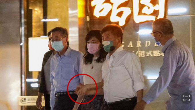  台北市长候选人陈时中被指与已婚女性十指扣环，是「咸猪手」。