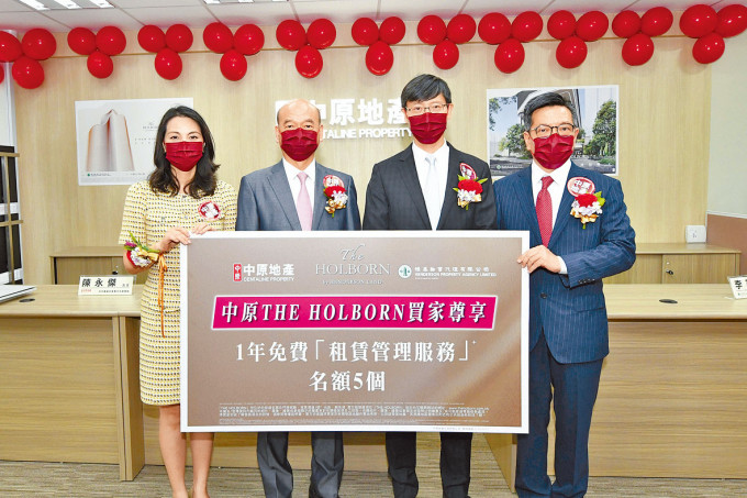 恒基韩家辉（右二）表示，THE HOLBORN首轮买家中，40岁以下占54%。（左一）为李菲茹。