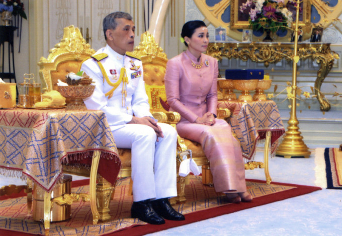 泰王哇集拉隆功周末舉行加冕儀式，在儀式前王室突然公布泰王再婚，王后是近衛軍司令官蘇提妲（Suthida Tidjai）。AP