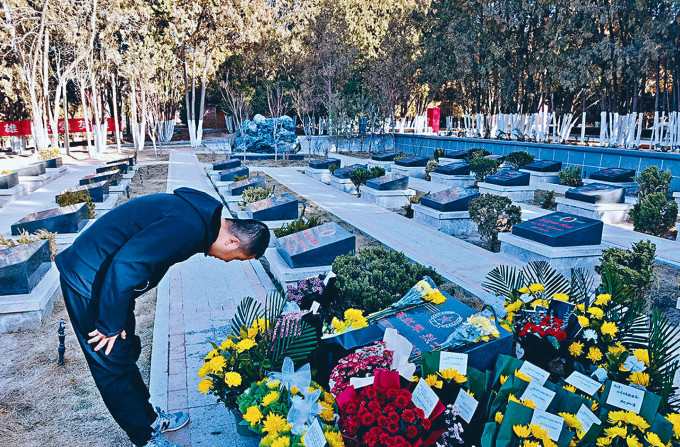民眾在蘭州烈士陵園祭奠「戍邊英雄」陳紅軍。