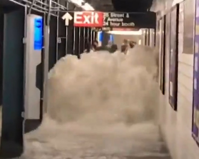 当日洪水如缺堤般涌入纽约地铁。影片截图