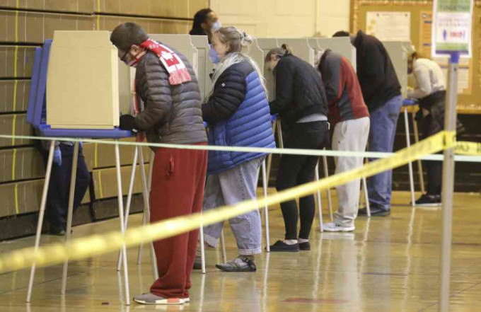 不少人認為應押後初選投票日。AP