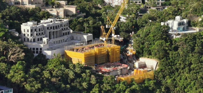 前何東花園一半地盤(圖中後排白色大宅)，於月初以逾33億轉手。