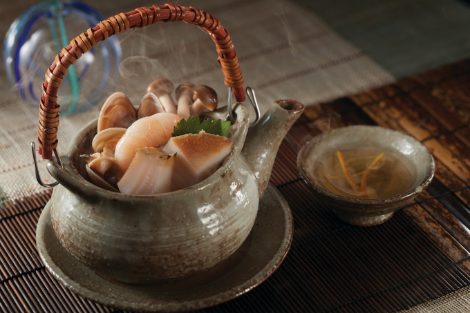 日式鮑魚茶壺湯（$68/份）：先將鮑魚切粒，同時預備蝦、蜆肉及本菇等材料，加入真鯛高湯熬煮，最後放上三葉及柚子皮即成。