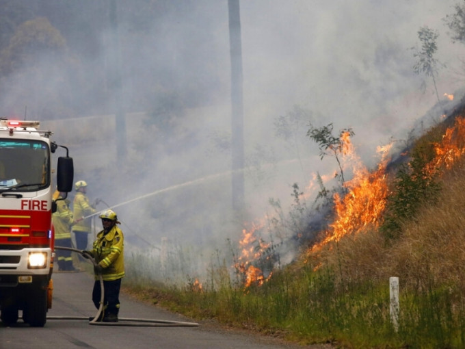 澳洲山火仍然正在焚燒，消防員努力撲救。AP