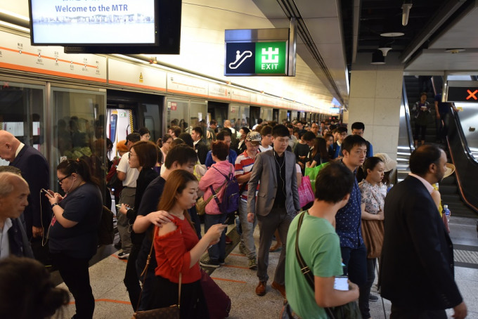 港铁香港站东涌线月台。资料图片